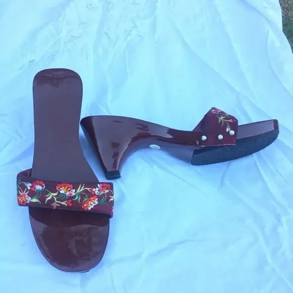 VINTAGE NEW GLOSSY BURGUNDY WOOD SLIDES W/ EMBROIDERY 7 - Picture 5 of 5